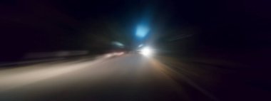 Yaratıcı ışık izleri. Araç ışığı bulanık ve ışık izleri sh