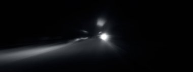 Yaratıcı ışık izleri. Araç ışığı bulanık ve ışık izleri sh