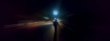 Yaratıcı ışık izleri. Araç ışığı bulanık ve ışık izleri sh