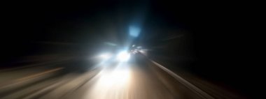 Yaratıcı ışık izleri. Araç ışığı bulanık ve ışık izleri sh