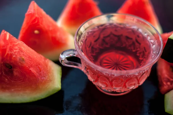 Ovocný Čaj Semen Melounu Průhledném Skleněném Šálku Dřevěné Ploše Spolu — Stock fotografie