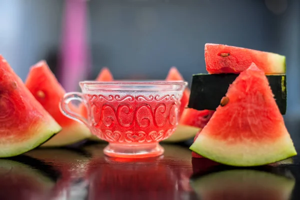 Chá Gelo Frutas Sementes Melancia Uma Xícara Vidro Transparente Superfície — Fotografia de Stock