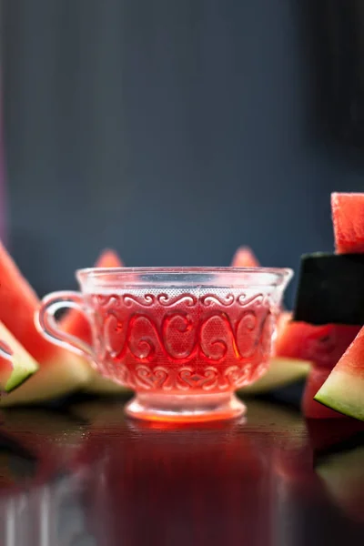 Verticaal Schot Van Fruit Ijsthee Van Watermeloen Zaden Een Transparante — Stockfoto