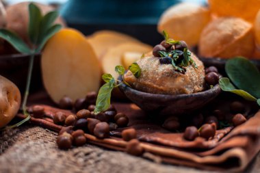 Ünlü Hint & Asya sokak yemek yemeği yani başka bir kil kap taşifli baharatlı su ile birlikte bir kil kase içinde Panipuri snack. Yüzeyde bulunan tüm ham maddeler.