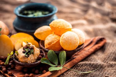 Ünlü Hint & Asya sokak yemek yemeği yani başka bir kil kap taşifli baharatlı su ile birlikte bir kil kase içinde Panipuri snack. Yüzeyde bulunan tüm ham maddeler.