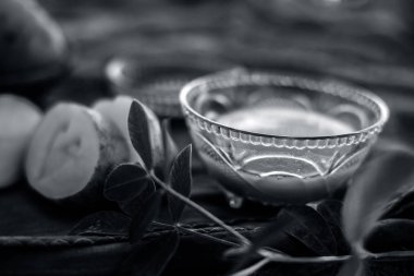 Patates suyu yüz paketi veya yüz maskesi jüt çanta yüzeyinde patates suyu ve bal oluşan bir cam kase içinde. Tüm malzemelerle birlikte cilt beyazlatma amacı için kullanılır. Yatay düşük açı.