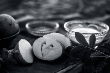 Patates suyu yüz paketi veya yüz maskesi jüt çanta yüzeyinde patates suyu ve bal oluşan bir cam kase içinde. Tüm malzemelerle birlikte cilt beyazlatma amacı için kullanılır. Yatay düşük açı.
