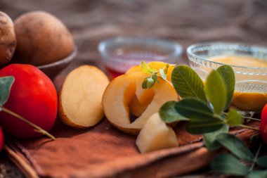 Patates suyu yüz paketi jüt çanta yüzeyinde patates suyu ve domates suyu oluşan iyi bal yardımı ile birlikte karıştırılır akne için paketi. Yatay atış.