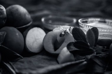 Patates suyu yüz paketi jüt çanta yüzeyinde patates suyu ve domates suyu oluşan iyi bal yardımı ile birlikte karıştırılır akne için paketi. Yatay atış.