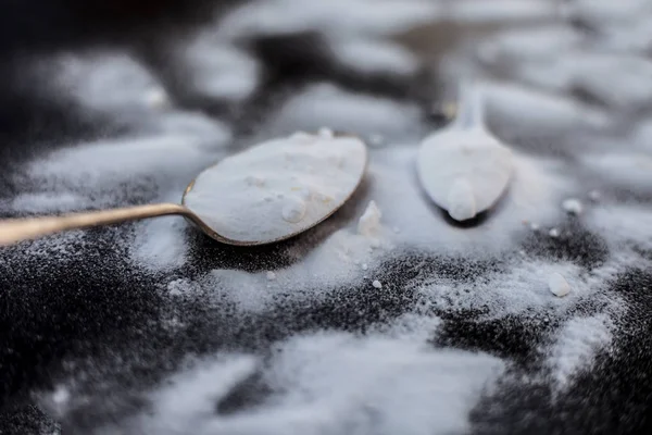 Polvo Crudo Bicarbonato Sodio Una Cuchara Antigua Superficie Madera Junto — Foto de Stock