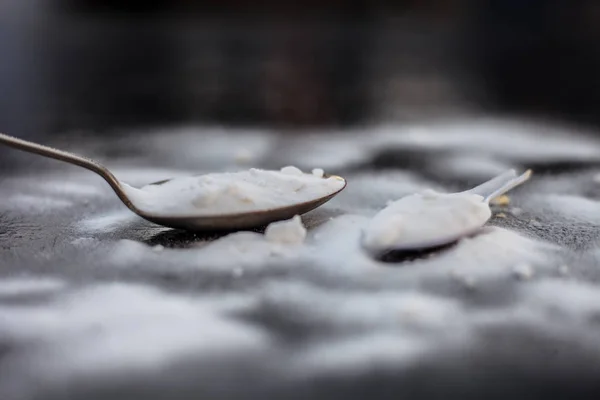 Polvo Crudo Bicarbonato Sodio Una Cuchara Antigua Superficie Madera Junto — Foto de Stock