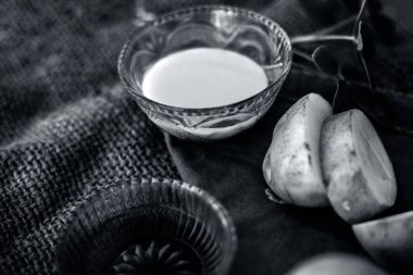 Patates suyu yüz paketi veya yüz maskesi jüt çanta yüzeyinde patates suyu ve bal oluşan bir cam kase içinde. Tüm malzemelerle birlikte cilt beyazlatma amacı için kullanılır. Yatay düşük açı.