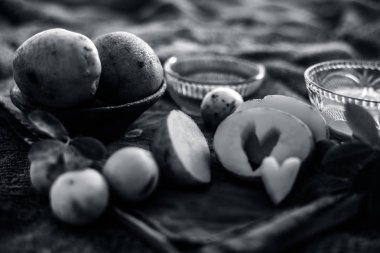 Bazı limon suyu, patates suyu ve bal ile birlikte kahverengi renkli yüzeyüzerinde bir cam kase patates suyu Parlayan yüz maskesi. Yatay atış.