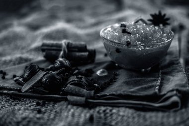 Ünlü Hint tatlısı ve tatlı çanak jüt çanta yüzeyinde yani Murabba veya Murba üzerinde bir cam kase içinde yüzeyde tüm bileşenleri ile birlikte. Mango.Horizontal sadece baharat ile atış yapılmış.