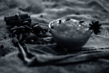 Ünlü Hint tatlısı ve tatlı çanak jüt çanta yüzeyinde yani Murabba veya Murba üzerinde bir cam kase içinde yüzeyde tüm bileşenleri ile birlikte. Mango.Horizontal sadece baharat ile atış yapılmış.