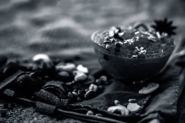 Ünlü mango koruma yani Murba veya Murabba onunla kuru meyve ve spcies ile birlikte jüt çanta yüzeyinde bir cam kase. Arka plan bulanık yatay çekim.