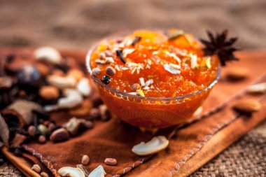 Ünlü mango koruma yani Murba veya Murabba onunla kuru meyve ve spcies ile birlikte jüt çanta yüzeyinde bir cam kase. Arka plan bulanık yatay çekim.