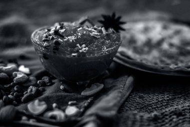 Ünlü mango koruma yani Murba veya Murabba onunla kuru meyve ve spcies ile birlikte jüt çanta yüzeyinde bir cam kase. Arka plan bulanık yatay çekim, bazı chapatis veya roti ile birlikte.