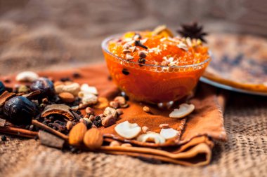 Ünlü mango koruma yani Murba veya Murabba onunla kuru meyve ve spcies ile birlikte jüt çanta yüzeyinde bir cam kase. Arka plan bulanık yatay çekim, bazı chapatis veya roti ile birlikte.