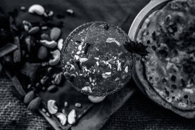 Ünlü mango koruma yani Murba veya Murabba onunla kuru meyve ve spcies ile birlikte jüt çanta yüzeyinde bir cam kase. Arka plan bulanık yatay çekim, bazı chapatis veya roti ile birlikte.