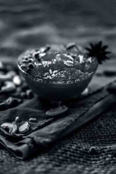 著名的芒果保存 即穆尔巴或穆拉巴在黄麻袋表面的玻璃碗 以及干水果和松饼 背景模糊时的水平拍摄 — 图库照片