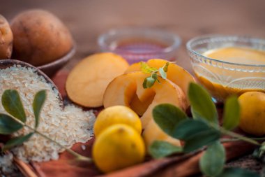 Bir cam kapta patates, limon suyu, bal ve pirinç unu oluşan jüt torbayüzeyinde pigmentasyon tedavisi için yüz maskesi. Tüm bileşenler yüzeyde. Yatay atış.