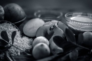 Bir cam kapta patates, limon suyu, bal ve pirinç unu oluşan jüt torbayüzeyinde pigmentasyon tedavisi için yüz maskesi. Tüm bileşenler yüzeyde. Yatay atış.