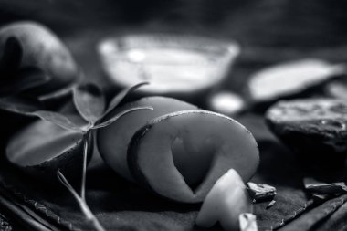 Tüm ham maddeler ile birlikte, bir cam kase patates suyu ve dolgun toprak oluşan nokta azaltma tedavisi için yüz maskesi. Yatay atış.