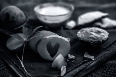Tüm ham maddeler ile birlikte, bir cam kase patates suyu ve dolgun toprak oluşan nokta azaltma tedavisi için yüz maskesi. Yatay atış.