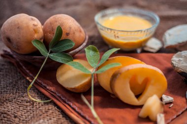 Tüm ham maddeler ile birlikte, bir cam kase patates suyu ve dolgun toprak oluşan nokta azaltma tedavisi için yüz maskesi. Yatay atış.
