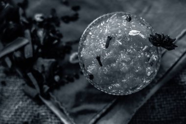 Ünlü Hint tatlısı ve tatlı çanak jüt çanta yüzeyinde yani Murabba veya Murba üzerinde bir cam kase içinde yüzeyde tüm bileşenleri ile birlikte. Mango.Horizontal sadece baharat ile atış yapılmış.