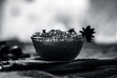 Ünlü Hint tatlısı ve tatlı çanak jüt çanta yüzeyinde bir cam kase yani Murabba veya Murba yüzeyde tüm bileşenleri ile birlikte. Mango.Horizontal bulanık bg ile çekim yapılmıştır.