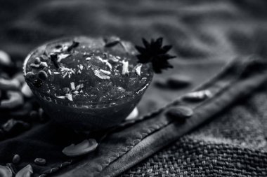 Ünlü Hint tatlısı ve tatlı çanak jüt çanta yüzeyinde bir cam kase yani Murabba veya Murba yüzeyde tüm bileşenleri ile birlikte. Mango.Horizontal bulanık bg ile çekim yapılmıştır.