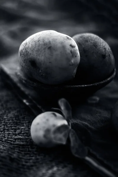 Κλείστε Τις Πρώτες Οργανικές Πατάτες Ένα Μπολ Πήλινα Σακιά Και — Φωτογραφία Αρχείου