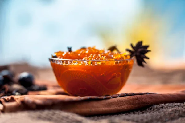 著名的印度甜点和甜菜在黄麻袋表面的玻璃碗 即穆拉巴或穆尔巴 以及它的表面的全部成分 由芒果制成 带模糊 的横向拍摄 — 图库照片