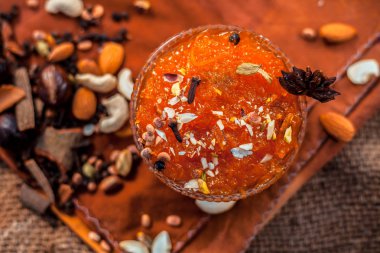 Ünlü mango koruma yani Murba veya Murabba jüt çanta yüzey üzerinde bir cam kase kuru meyve ve baharat ile birlikte. Arka plan bulanık yatay çekim.