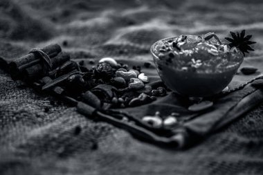 Ünlü mango koruma yani Murba veya Murabba jüt çanta yüzey üzerinde bir cam kase kuru meyve ve baharat ile birlikte. Arka plan bulanık yatay çekim.