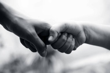 Bulanık arka plan ile baba ve kızı biri iki elin yakın çekim. Babalar Günü kavramı ve kadın çocuk bakımı. Pratik yaşamda korku ve engelleri aşmak için yardım.