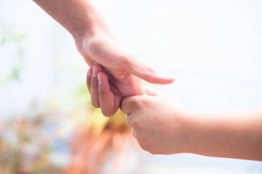Kadın çocuğun elini tutarak yaşlı erkek bokeh arka plan ve yatay ile vurdu. Babalar Günü Kavramı ( 16 Haziran). 