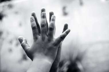 Çocuk el bulanık bokeh arka plan ve Babalar Günü kavramı ile vuruldu babası ile elini karşılaştıran ( 16 Haziran). 