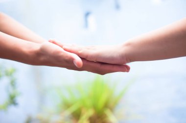 Çocuk el bulanık bokeh arka plan ve Babalar Günü kavramı ile vuruldu babası ile elini karşılaştıran ( 16 Haziran).