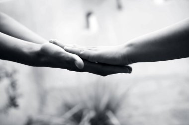 Çocuk el bulanık bokeh arka plan ve Babalar Günü kavramı ile vuruldu babası ile elini karşılaştıran ( 16 Haziran). 