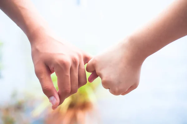 Femmina Mano Del Bambino Tenendo Mano Del Maschio Anziano Tiro — Foto Stock