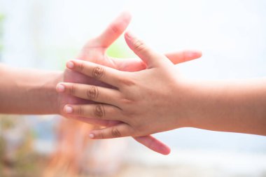 Kadın el erkek tutarak onun korkuları ve engelleri fethetmek için çalışıyor. Babalar gün ve Womens gün kavramı, bokeh arka plan ile yatay çekim. Yaşlı bir kavrama kaybetme.
