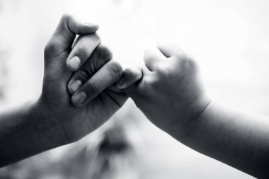 Kadın el erkek tutarak onun korkuları ve engelleri fethetmek için çalışıyor. Babalar gün ve Womens gün kavramı, bokeh arka plan ile yatay çekim. Yaşlı bir kavrama kaybetme.