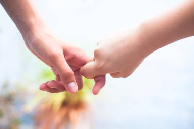 Yaşlı erkek el tutan kadın Childs el bokeh arka plan ve yatay ile vurdu. Babalar günü kavramı 16 Haziran.