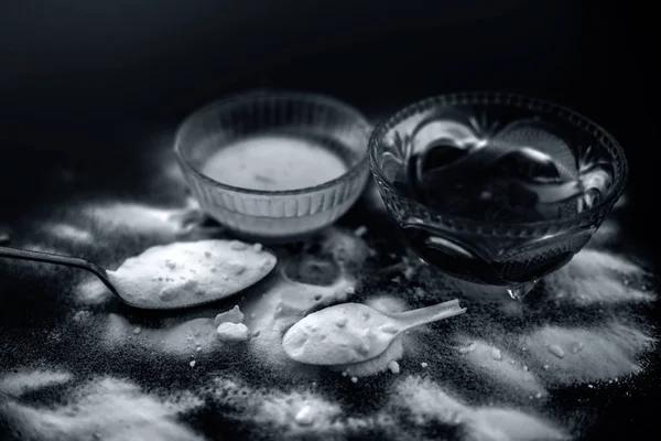 在木质表面的玻璃碗中烤苏打面膜 以及黑唇的小苏打粉和蜂蜜 水平拍摄 — 图库照片
