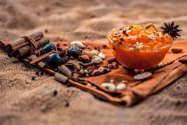 著名的芒果保存 即穆尔巴或穆拉巴在黄麻袋表面的玻璃碗 以及干水果和香料 背景模糊时的水平拍摄 — 图库照片