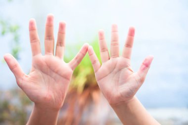 Yaşlı erkek el tutan kadın Childs el bokeh arka plan ve yatay ile vurdu. Babalar günü kavramı 16 Haziran.