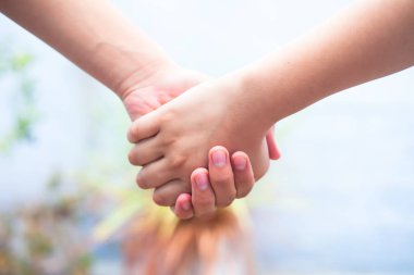 Kadın el erkek tutarak onun korkuları ve engelleri fethetmek için çalışıyor. Babalar gün ve Womens gün kavramı, bokeh arka plan ile yatay çekim. Yaşlı bir kavrama kaybetme.